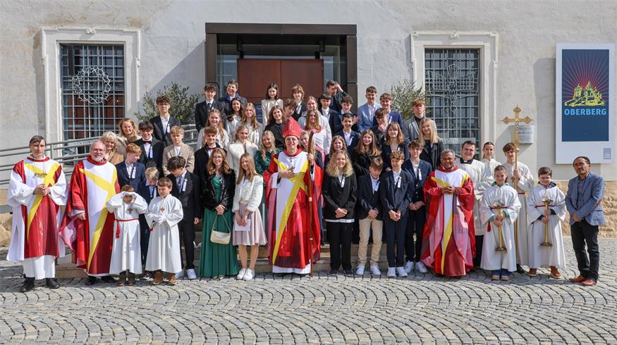 Bischof Agidius Zsifkovics war stolz auf seine zahlreich erschienen Schäfchen. Am Samstag erteilte er ihnen in der Eisenstädter Bergkirche das Sakrament der Firmung.