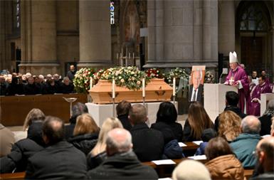 Bischof Manfred Scheuer beim Requiem im Dom