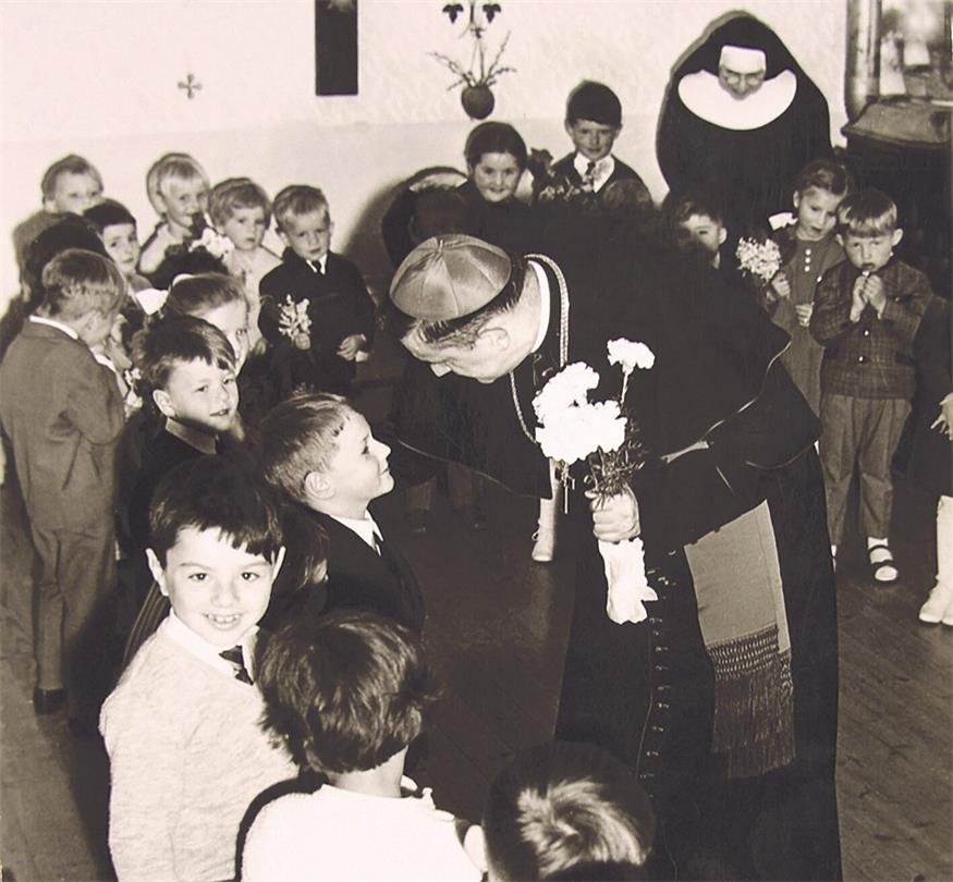 Bischof Stefan Laszlo bei der Kindergarten Visitation 1967.