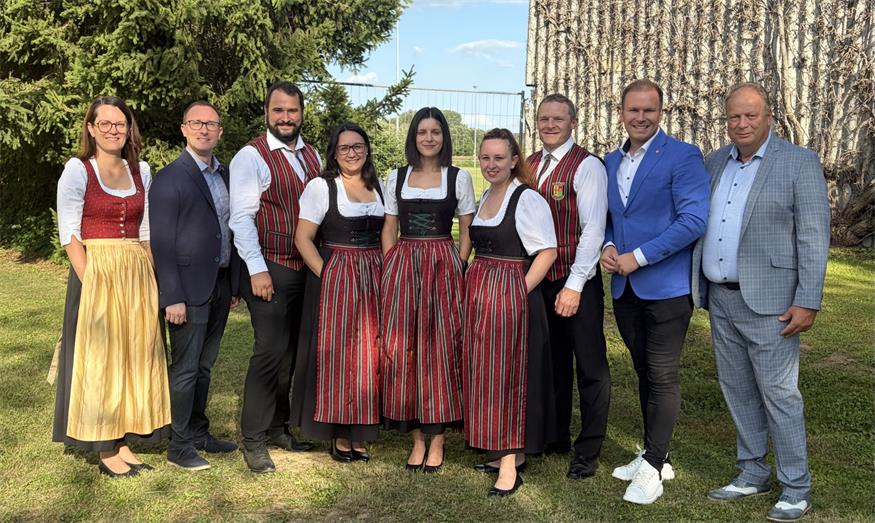 Blasmusikverband-Bezirksobfrau Stefanie Klein, Vizebürgermeister Michael Glantschnigg, Kapellmeister Philipp Maurer, Sarah Krammer, Tina Korpitsch, Sarah Paukovitsch, Obmann Patrick Lex, Landtagsabgeordneter Fabio Halb und Bürgermeister Josef Korpitsch.
