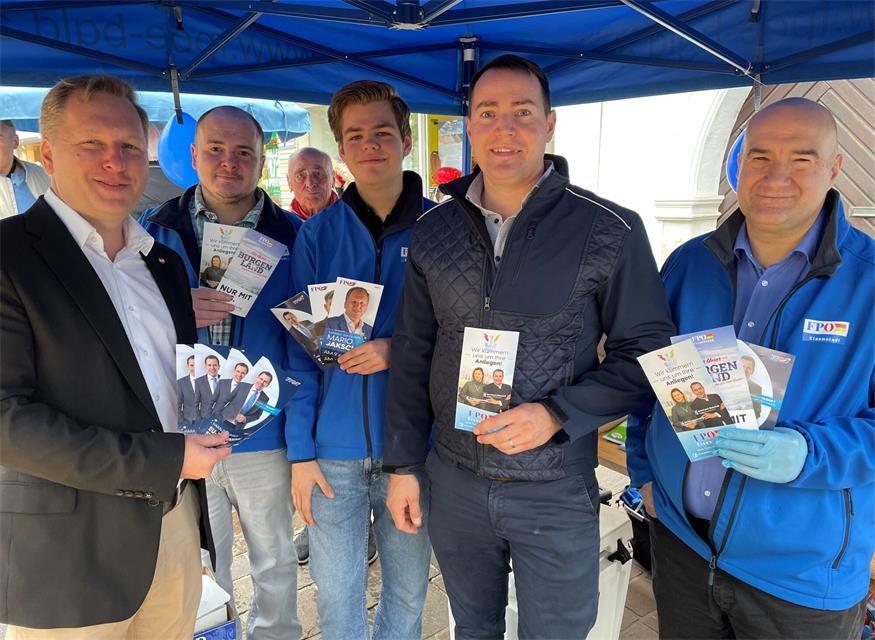Blaue im Wahleinsatz. Der Neusiedler Bezirksobmann Mario Jaksch, Andreas Friedl, Ersatzgemeinderat Linus Kopetzky, Stadtparteiobmann Bernhard Skaumal und Harald Kuchelbacher (v.l.).