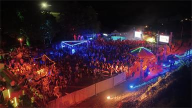 Blick von oben auf die größte Beachparty im Bezirk Mattersburg. 