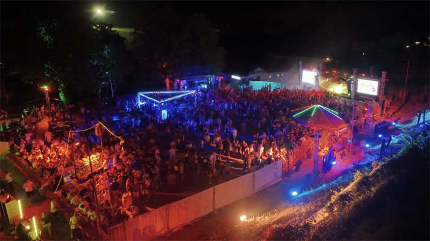 Blick von oben auf die größte Beachparty im Bezirk Mattersburg. 