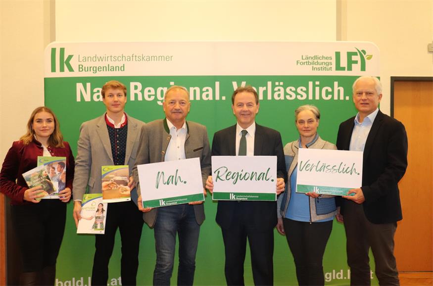Blickten gemeinsam auf die kommenden Herausforderungen im Agrarbereich: Hannah Bruckner (Landesleiterin-Stv. Landjugend), Maximilian Weiss (Landesleiter Landjugend), LK-Vizepräsident Werner Falb-Meixner, LK-Präsident Nikolaus Berlakovich, Landesbäuerin Christine Riepl und LK-Kammerdirektor Martin Burjan (v. l.).