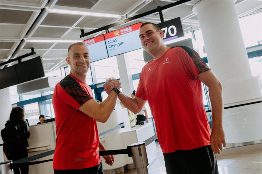 Bogensportler Nico Wiener (r.) vor dem Abflug nach China mit Delegationsleiter Aria Siami.