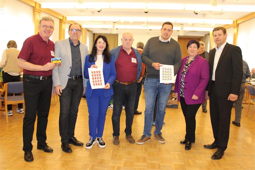 Briefmarkensammlerverein-Obmann Werner Schöll (l.) und sein Stellvertreter Otto Niemandsfreund (M.) freuten sich über den Besuch von Oberpullendorfs Vizebürgermeister Nikolaus Dominkovits, Oberloisdorfs Bürgermeisterin Doris Birner, Oberloisdorfs Vizebürgermeister Patrick Brenner, Oberpullendorfs Vizebürgermeisterin Tina Köppel und Oberpullendorfs Bürgermeister Hannes Heisz.