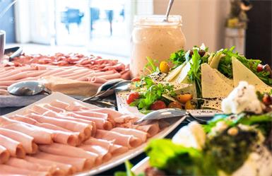 Brunch im Neufeldersee Restaurant. Ein Großaufgebot an Köstlichkeiten für die ganze Familie.