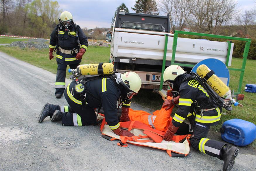 Bubendorfs Kommandant Stefan Pessenlehner, Stellvertreter Dominik Hauser und Philipp Schermann kümmerten sich um die Rettung des Unfalllenkers.