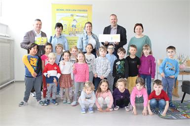 Buchpräsentation. "Als erste Kinder auf der ganzen Welt", wie es Kindergartenleiterin Judith Bleier ihren staunenden Schützlingen erklärte, durften die Kinder des Kindergartens Oberloisdorf Bernhard Dillhofs Geschichte "Benni auf der Baustelle" lauschen. In den Genuss kamen auch Bürgermeisterin Doris Birner und Vizebürgermeister Andreas Krutzler. Illustratorin Sabine Rabel übernahm das Vorlesen mit begleitendem Bilderbuch-Kino.