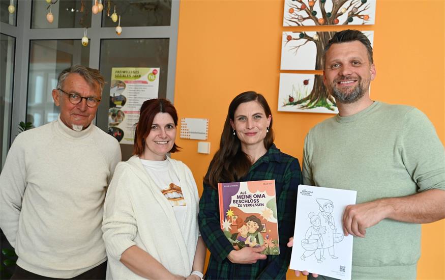 Buchvorstellung. Peter Schaberl, Pflegedienstleitung Katharina Gartner, Autorin Rosa Schaberl und Hausleitung Bernhard Luef. 