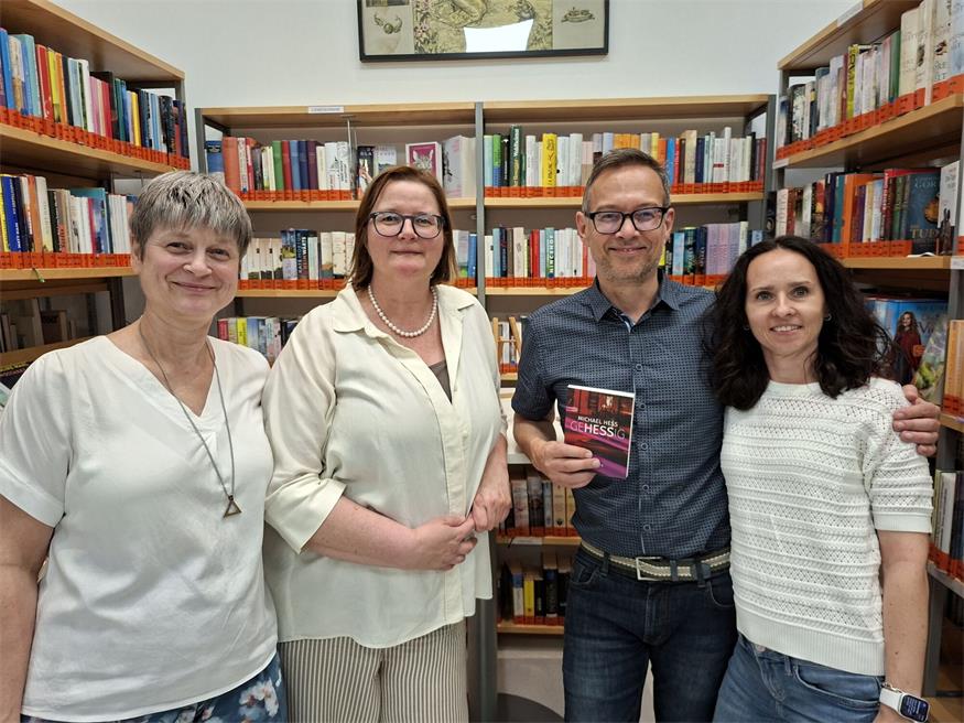 Büchereiteam mit Autor Michael Hess: Elisabeth Mölzer, Ingrid Konstanzer und Lydia Edelmann (vlnr.)