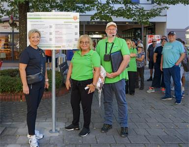 Bügermeisterin Claudia Schlager, Naturfreunde Mattersburg-Obfrau Sophia Wilfing und Karl Aufner bei der Enthüllung am Hauptplatz. Foto: Stadtgemeinde 