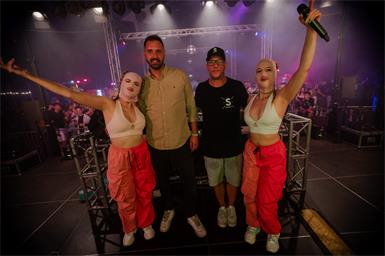 Bühnen-Abriss garantiert. Sommer-Wiesn-Macher Patrick Perkovits blickte hinter den Reglern mit DJ „Selecta“ und den Mädels von „2Engel&Charlie“ auf eine energiegeladene und bässegeladene Samstagsnacht im großen 4-Mast-Zirkuszelt zurück.