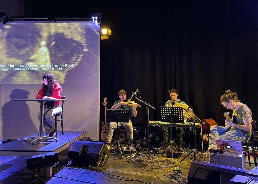 Bühnenperformance - Text und Musik zu den bewegenden und bewegten Lebensgeschichten.