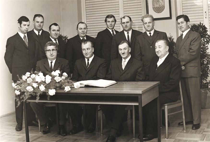 Bürgemeister Georg Hahnekamp, sitzend, 2. von rechts, mit Gemeinderat, 1968