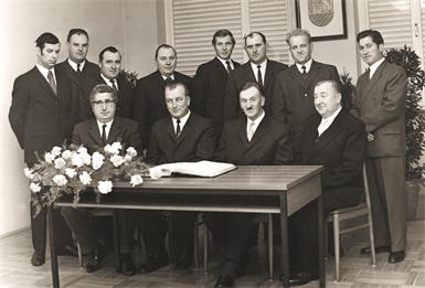 Bürgemeister Georg Hahnekamp, sitzend, 2. von rechts, mit Gemeinderat, 1968