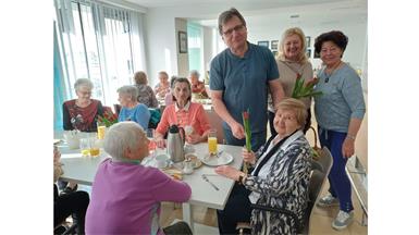Bürgemeister Rüdiger Knaak und die SPÖ-Ortsparteivorsitzende Anni Strodl überreichten jeder Frau eine Blume.
