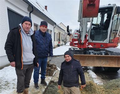 Bürgermeister Andreas Grandits (2.v.l.) bedankte sich bei den fleissigen Gemeindearbeitern.