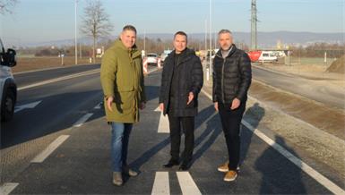 Bürgermeister Andreas Rotpuller (li.) freut sich mit "seinem" Landtagspräsident Robert Hergovich (Mitte).