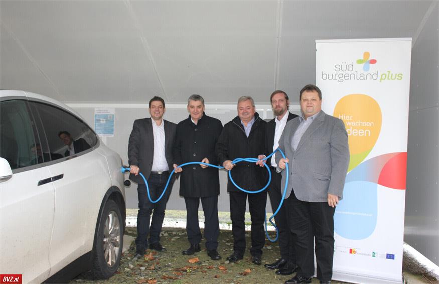 Bürgermeister Bernd Strobl (re.) weihte vor sechs Jahren die E-Tankstelle, die mit Energie der Gemeinde-PV-Anlage gespeist wird, mit Initiator Andreas Schneemann, Abgeordneter Walter Temmel, Vizebürgermeister Richard Kranz und Christian Pinter vom Zentrum für Ökomobilität ein.