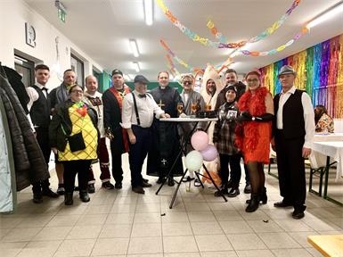 Bürgermeister Bruno Stutzenstein als Mafioso und Vizebürgermeister Daniel Sommer als Geistlicher ließen sich die Party nicht entgehen.