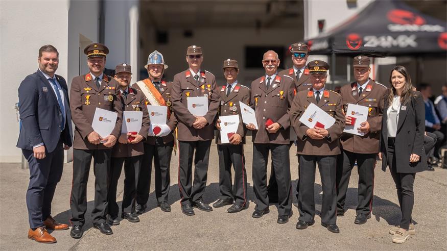 Bürgermeister Christian Kurz, die Geehrten Roman Bosard, Franz Gross, Johannes Tschürtz, Alfred Bosard, Nikolaus Tarody, Christoph Bosard, Johann Schuber, Alexander Bauer und Dominik Schandl und Vizebürgermeisterin Eva Schachinger-Bauer.
