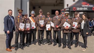 Bürgermeister Christian Kurz, die Geehrten Roman Bosard, Franz Gross, Johannes Tschürtz, Alfred Bosard, Nikolaus Tarody, Christoph Bosard, Johann Schuber, Alexander Bauer und Dominik Schandl und Vizebürgermeisterin Eva Schachinger-Bauer.
