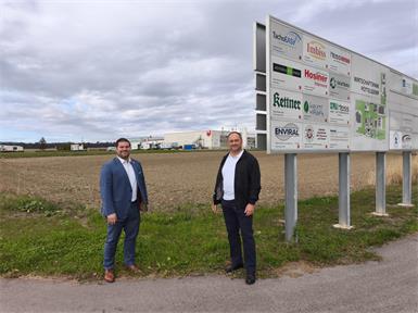 Bürgermeister Christian Kurz und Vizebürgermeister Roland Piller präsentieren die neuen Betriebsbauflächen im Wirtschaftspark Pöttelsdorf. Foto: Gemeinde Pöttelsdorf.