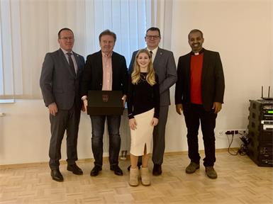 Bürgermeister Christian Weninger, Baumeister Friedrich Hoffmann, Sängerin Clara Schneidhofer, Vizebürgermeister Norbert Cserinko und Pfarrer Michael Shinto nahmen teil.