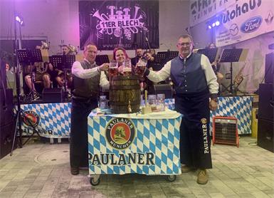 Bürgermeister Christian Weninger (l.), Obfrau Michaela Kremsner (m.) und Vizebürgermeister Norbert Cserinko (r.) eröffneten die Feierlichkeiten in Schürze und Tracht.