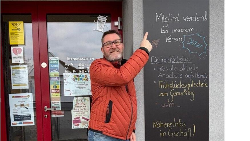 Bürgermeister Christian Wöhl beim Eingang zur Greißlerei.