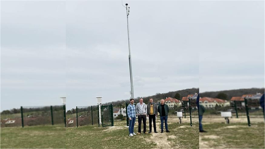 Bürgermeister Christoph Wolf, Stationswart Walter Neugebauer sowie Kurt Laschalt und Roland Potzmann von GeoSphere Austria bei der Inbetriebnahme der Wetterstation.