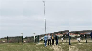 Bürgermeister Christoph Wolf, Stationswart Walter Neugebauer sowie Kurt Laschalt und Roland Potzmann von GeoSphere Austria bei der Inbetriebnahme der Wetterstation.