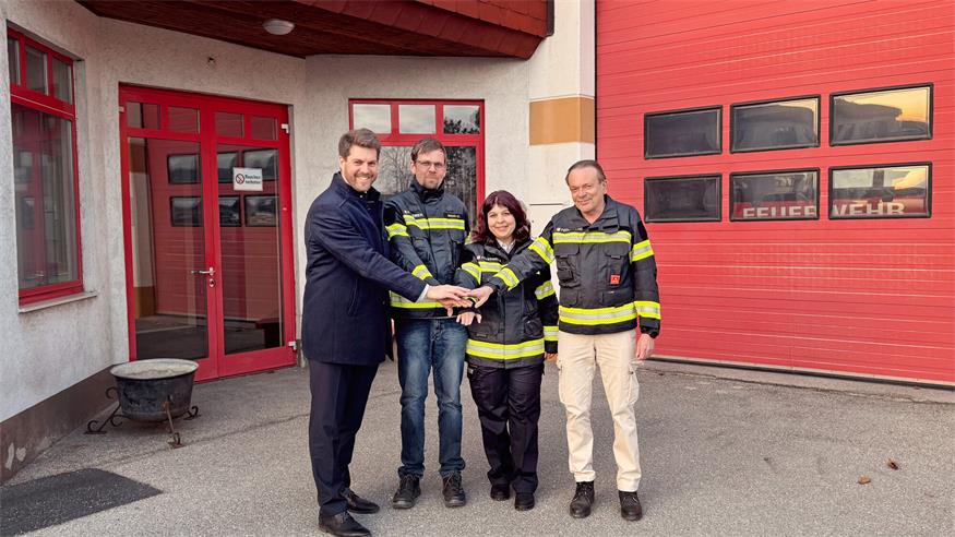 Bürgermeister Christoph Wolf mit Kommandant-Stellvertreter Stefan Breser, Verwalterin Lisa Schlögl und Feuerwehrkommandant Robert Szinovatz.