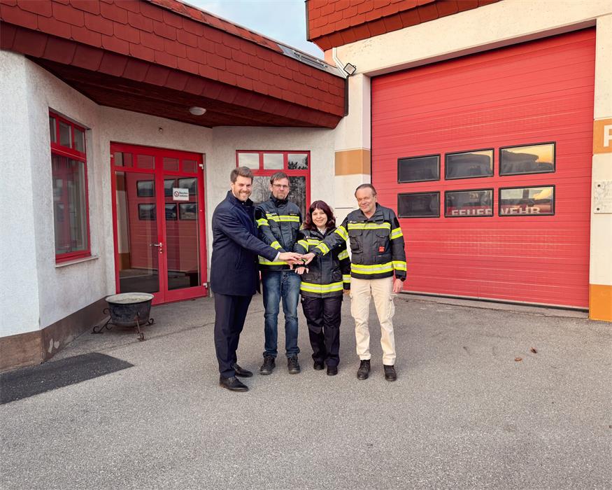Bürgermeister Christoph Wolf und Kommandant Robert Szinovatz und seine Floriani freuen sich bereits auf das neue Feuerwehrhaus.