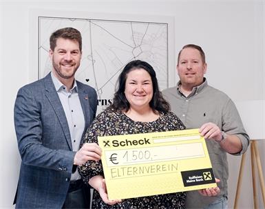 Bürgermeister Christoph Wolf und Stefan Kainrath übergaben Elisabeth Szorger den Scheck über 1.500 Euro für den Elternverein des Kindergartens in Hornstein.