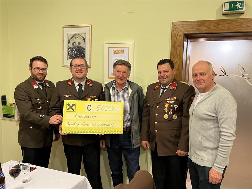 Bürgermeister Daniel Ziniel, Feuerwehrkommandant Philipp Magdits, Obmann Theaterverein Ehrenfried Müllner, Kommandantstellvertreter Thomas Schneider und Vorstandsmitglied Theaterverein Willibald Latzko mit dem Scheck.