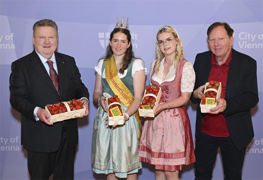 Bürgermeister Dr. Michael Ludwig (l.) und Bürgermeister Matthias Weghofer (r.) mit der Österreichischen Erdbeerkönigin Ines I. und der Österreichischen Erdbeerprinzessin Lara.