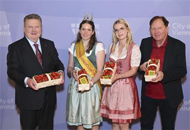 Bürgermeister Dr. Michael Ludwig (l.) und Bürgermeister Matthias Weghofer (r.) mit der Österreichischen Erdbeerkönigin Ines I. und der Österreichischen Erdbeerprinzessin Lara.