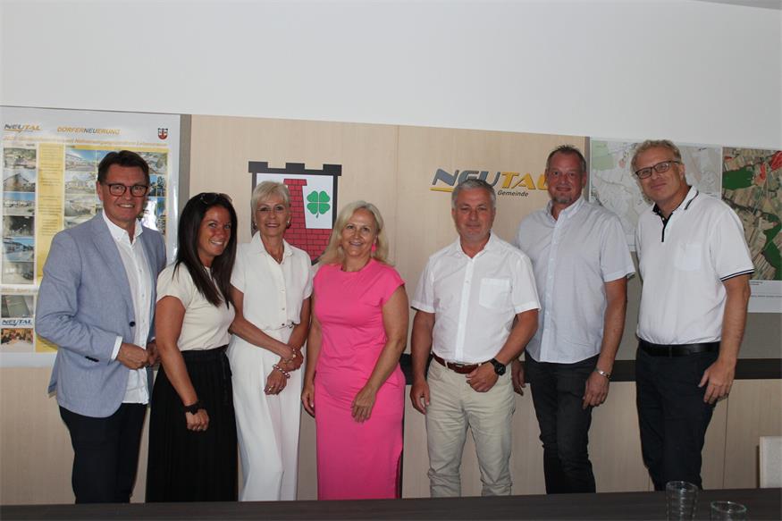 Bürgermeister Erich Trummer  (l.) gratulierte gemeinsam mit Vizebürgermeisterin Birgit Grafl (3.v.l.) den neu angelobten beziehungsweise nachgewählten Mandatarinnen und Mandataren Gabriele Godovits, Gabriele Adamek, Joachim Giefing, Roman Krecht und Andreas Predl.