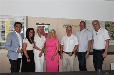 Bürgermeister Erich Trummer  (l.) gratulierte gemeinsam mit Vizebürgermeisterin Birgit Grafl (3.v.l.) den neu angelobten beziehungsweise nachgewählten Mandatarinnen und Mandataren Gabriele Godovits, Gabriele Adamek, Joachim Giefing, Roman Krecht und Andreas Predl.