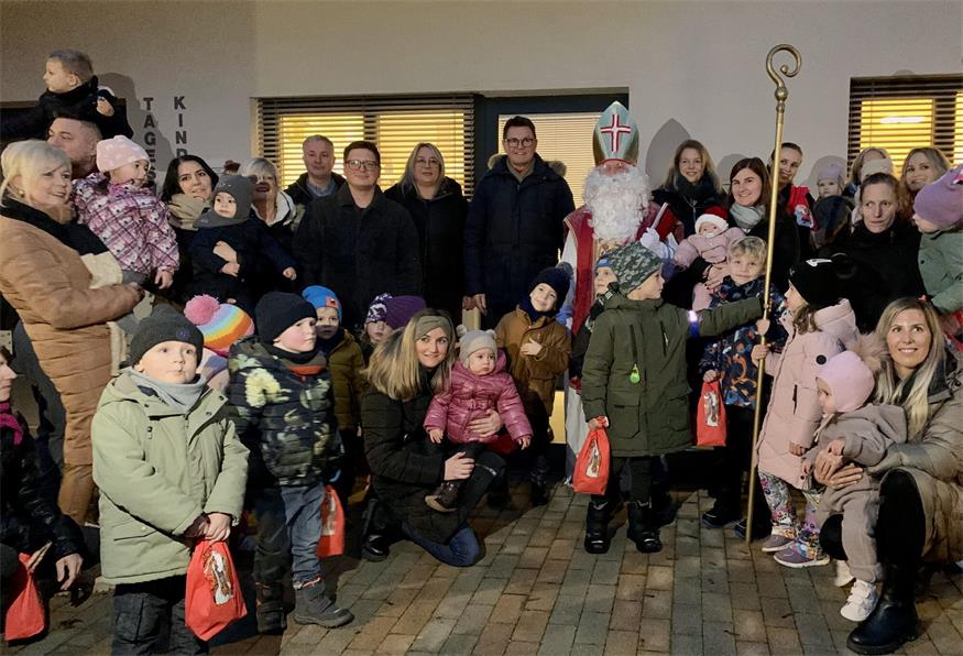 Bürgermeister Erich Trummer und Vizebürgermeisterin Birgit Grafl freuten sich mit den zahlreichen Kindern.