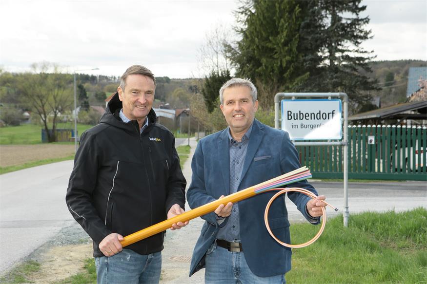 Bürgermeister Ewald Bürger (r.) und kabelplus Geschäftsführer Gerhard Haidvogel freuen sich, dass noch bis Ende 2025 rund 110 Adressen in Bubendorf Zugang zu schnellem Internet erhalten.