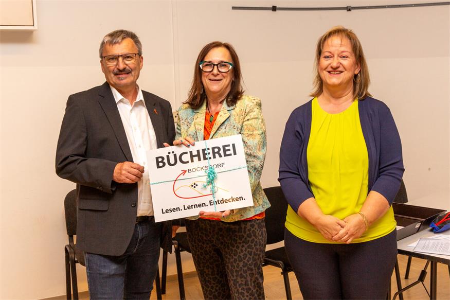 Bürgermeister Franz Pelzmann überreichte Monika Lukas und Karin Pelzmann ein neues Türschild.