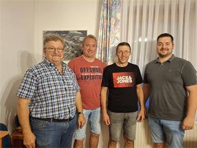 Bürgermeister Franz Schiefer (l.) und Vizebürgermeister Christoph Zöchbauer (r.) wünschten Michael Morth und Manfred Bürger alles Gute für ihre neuen Aufgaben.