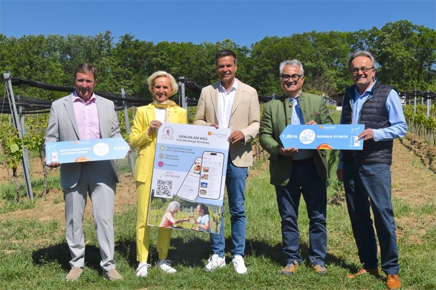 Bürgermeister Franz Wachter, Erlebnisregionsmanagerin Monika Rauscher, Burgenland Tourismus-Geschäftsführer Didi Tunkel, Bürgermeister Norbert Sulyok und Josef Wiesler präsentierten die Web-App am Drei Weinberge-Rundweg. 