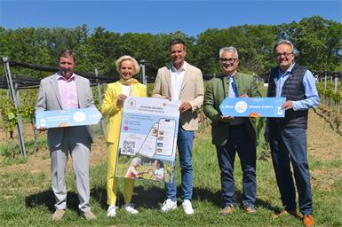 Bürgermeister Franz Wachter, Erlebnisregionsmanagerin Monika Rauscher, Burgenland Tourismus-Geschäftsführer Didi Tunkel, Bürgermeister Norbert Sulyok und Josef Wiesler präsentierten die Web-App am Drei Weinberge-Rundweg. 
