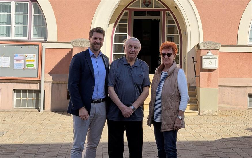Bürgermeister Gemeindparteiobmann Christoph Wolf gratulierte dem wiedergewählten Seniorenbund-Obmann Franz Pinczolich und seinem Team.