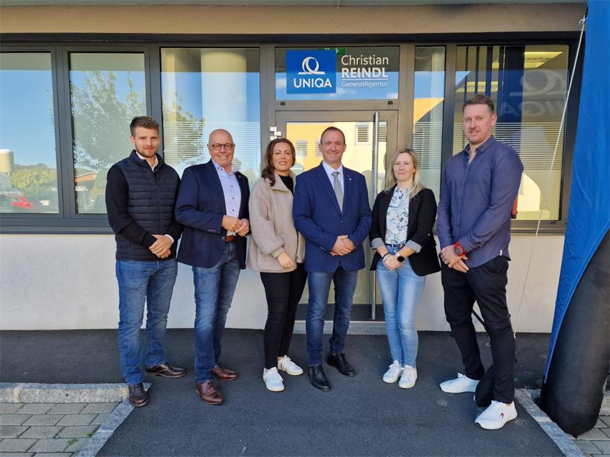 Bürgermeister Georg Rosner (2.v.l.) gratuliert Christian Reindl (Mi.) und seinem Team.