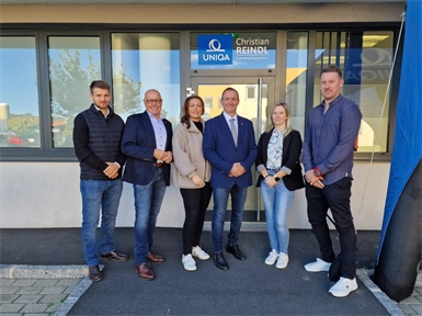 Bürgermeister Georg Rosner (2.v.l.) gratuliert Christian Reindl (Mi.) und seinem Team.